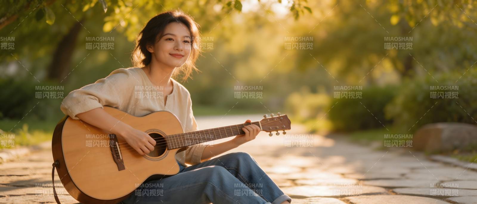 夕阳下弹吉他的女孩图片