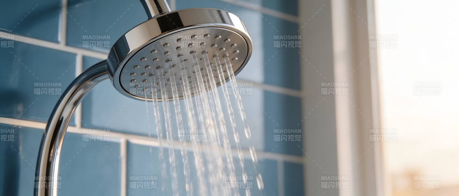 淋浴喷头流水特写图片