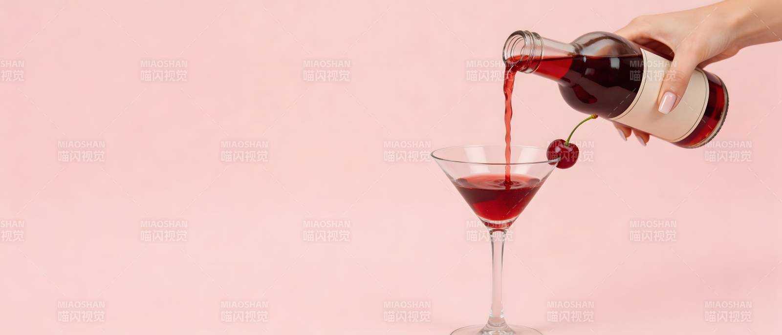 樱桃酒倒入马天尼杯图片