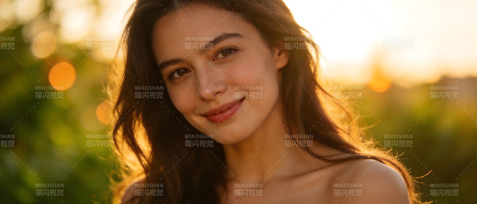 夕阳下的温柔微笑图片