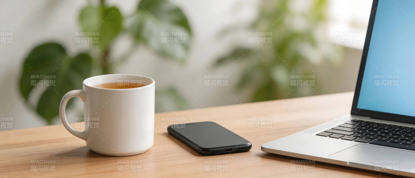 办公桌上的咖啡与笔记本图片