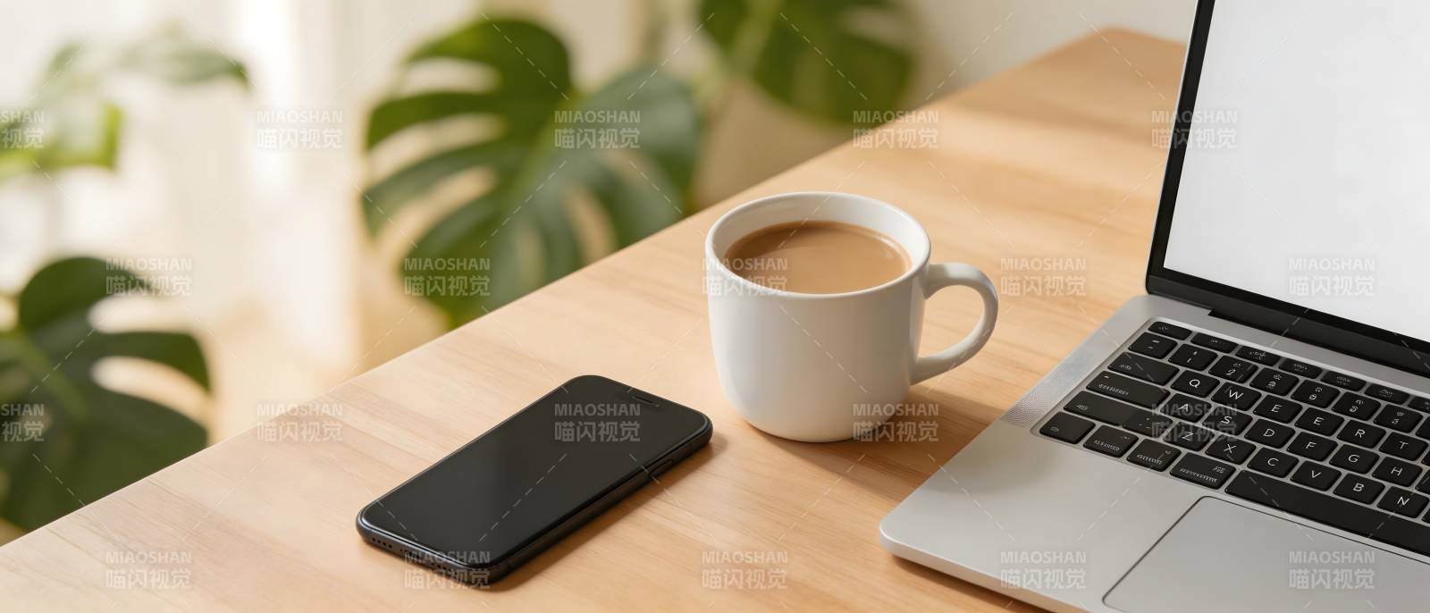 木桌咖啡手机笔记本绿植图片