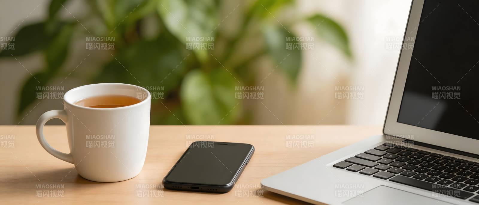 办公桌上的茶与科技图片