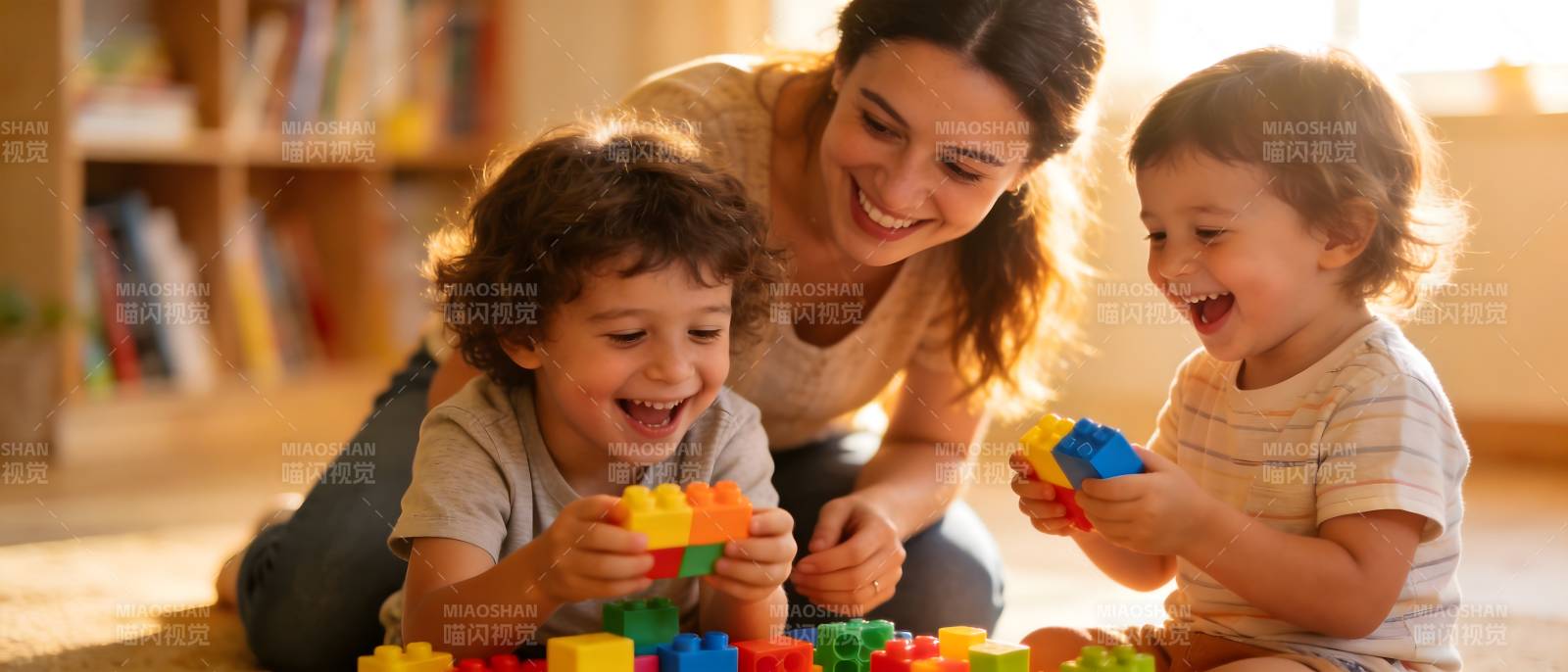 母子共玩积木乐融融图片