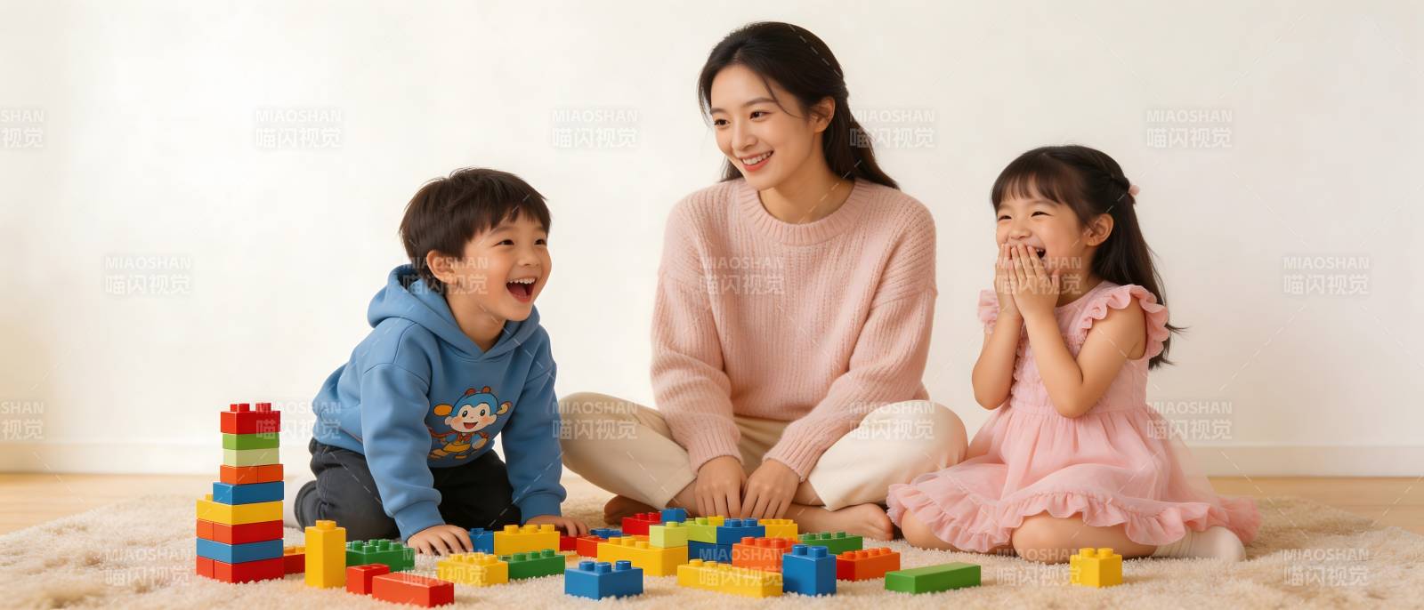 母子三人乐拼积木笑开怀图片