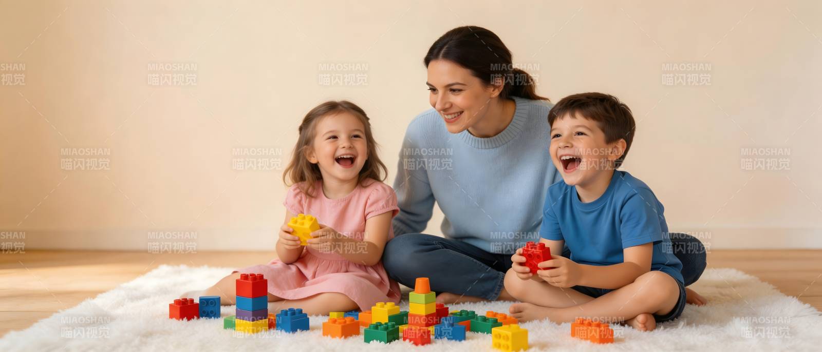 母子三人玩积木笑开怀图片