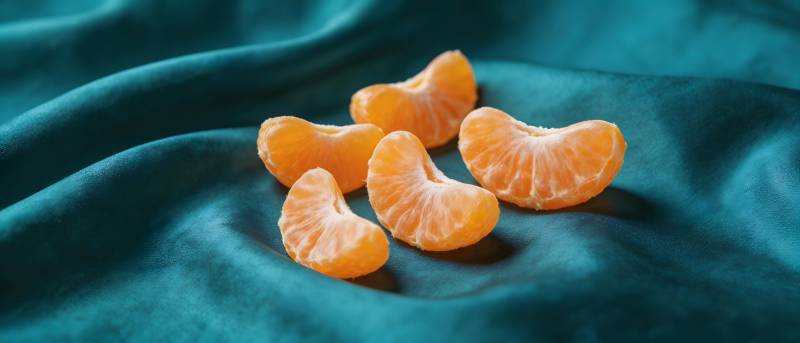青缎上的橘瓣静美图片
