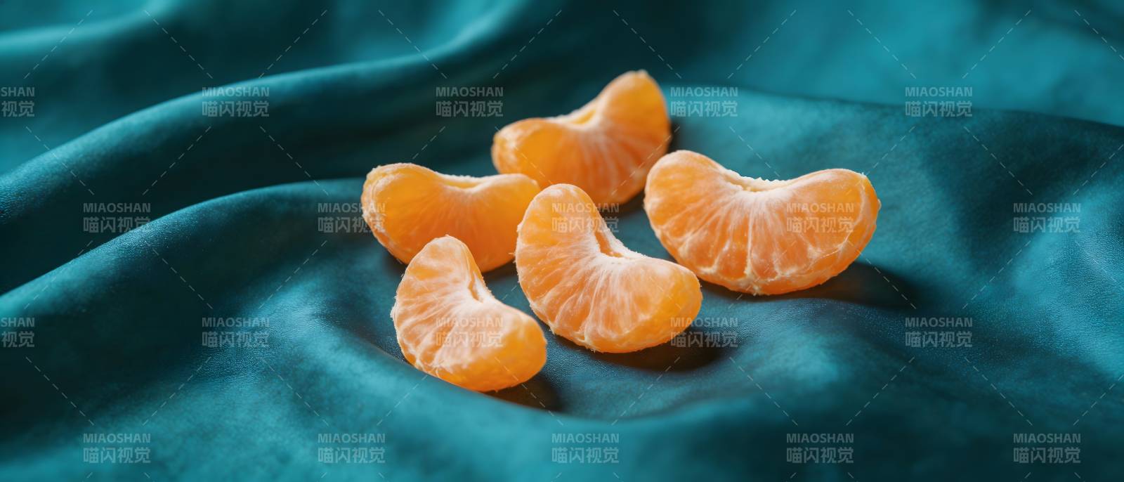 青缎上的橘瓣静美图片