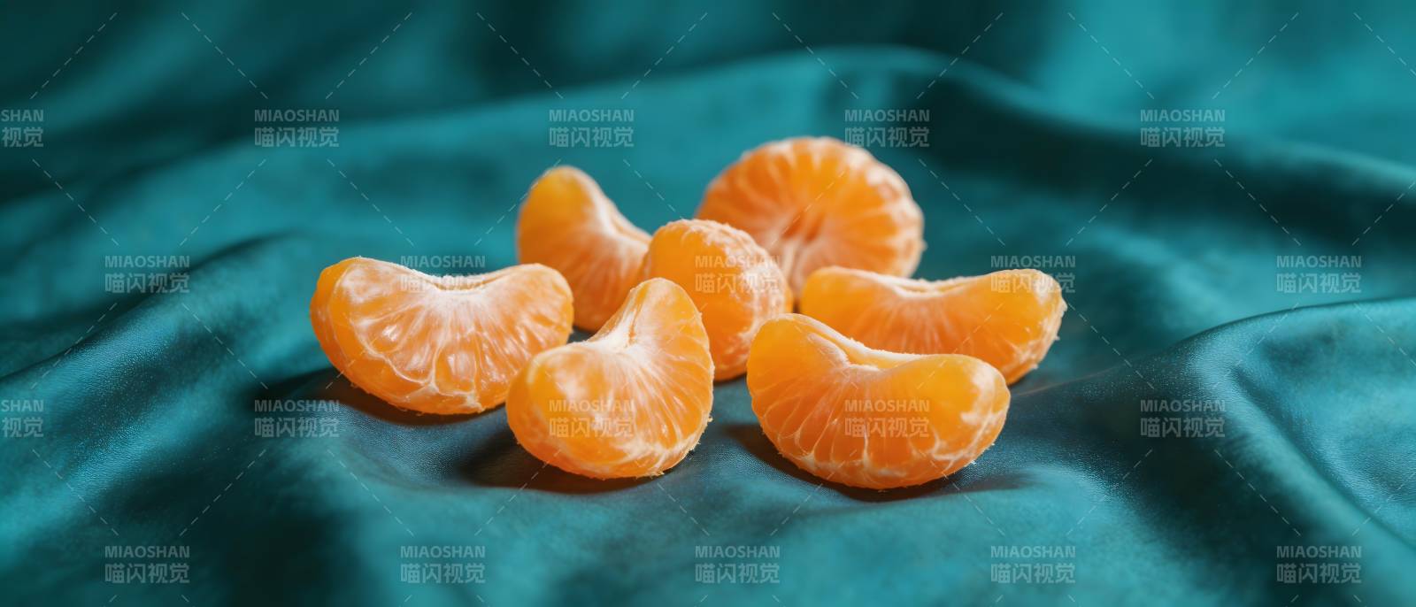 橘瓣静卧青丝绒上图片