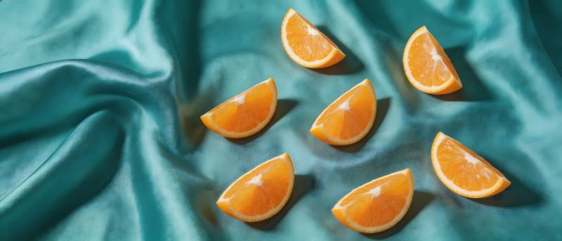 橙片散落青绸上图片