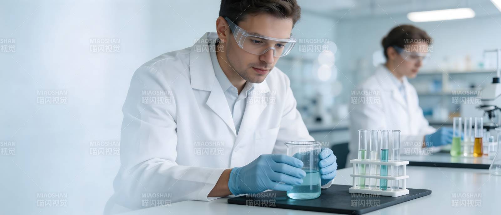 实验室研究员专注实验图片