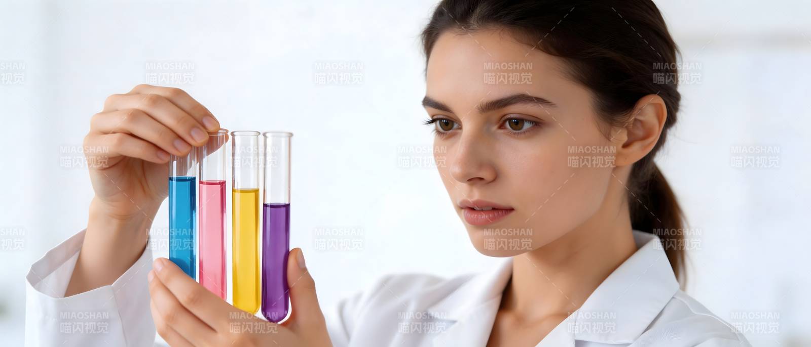 女科学家观察彩色试管图片