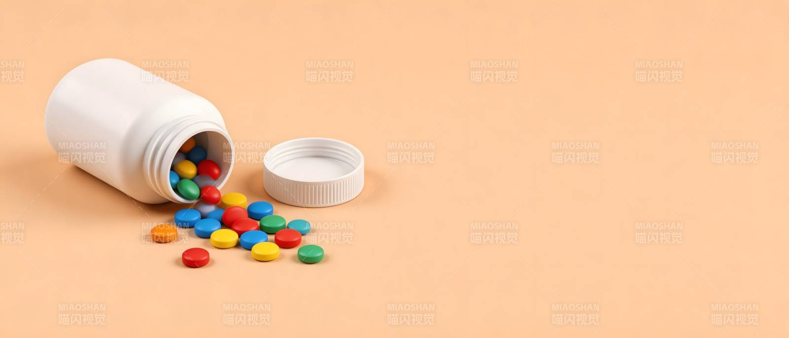 药瓶倾倒 彩丸散落图片