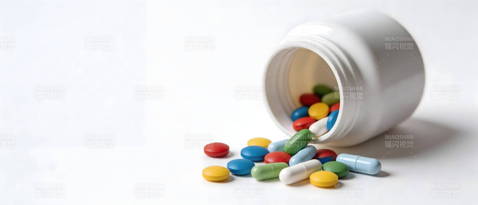 药瓶倾倒 彩丸散落图片