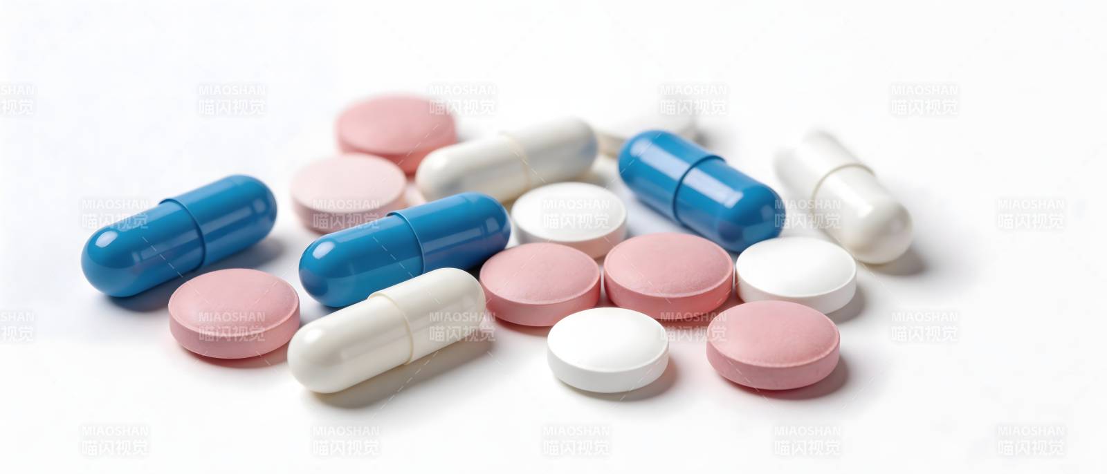 多彩药片散落白底图图片