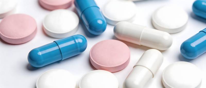 药片胶囊散落特写图片