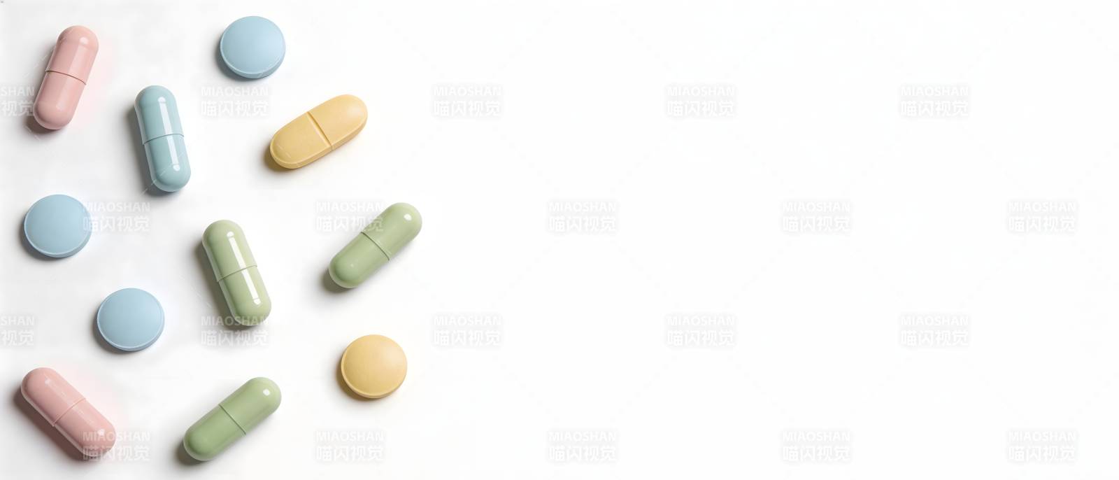 多彩药片散落白底图图片