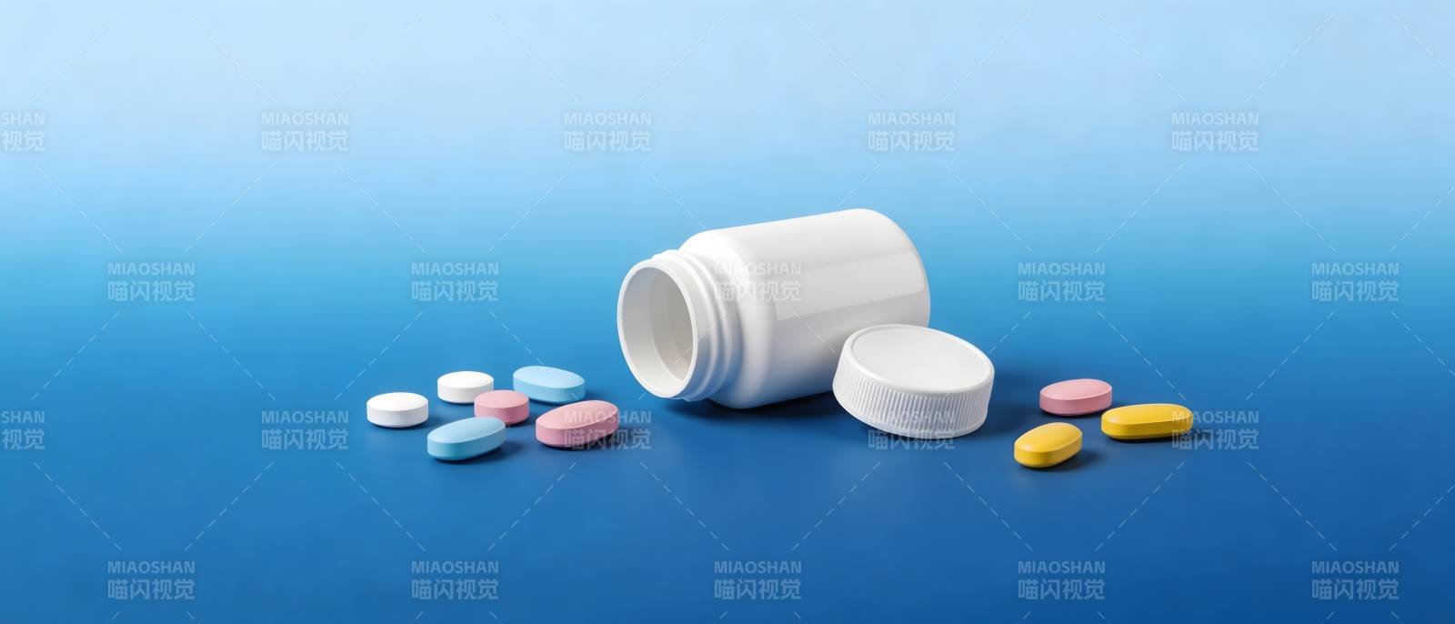 药瓶倾倒 彩色药片散落蓝底图片