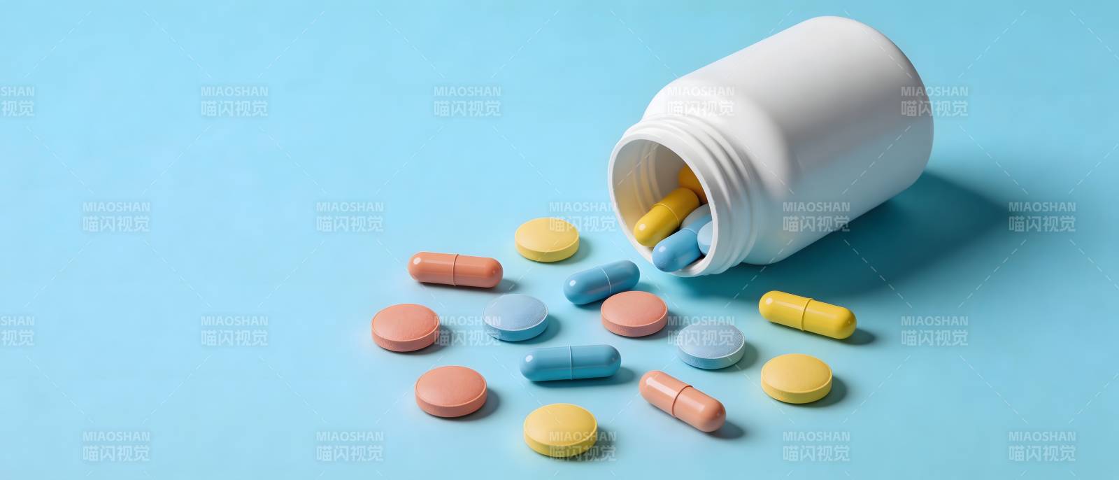 药瓶倾倒 彩片散落蓝底图片