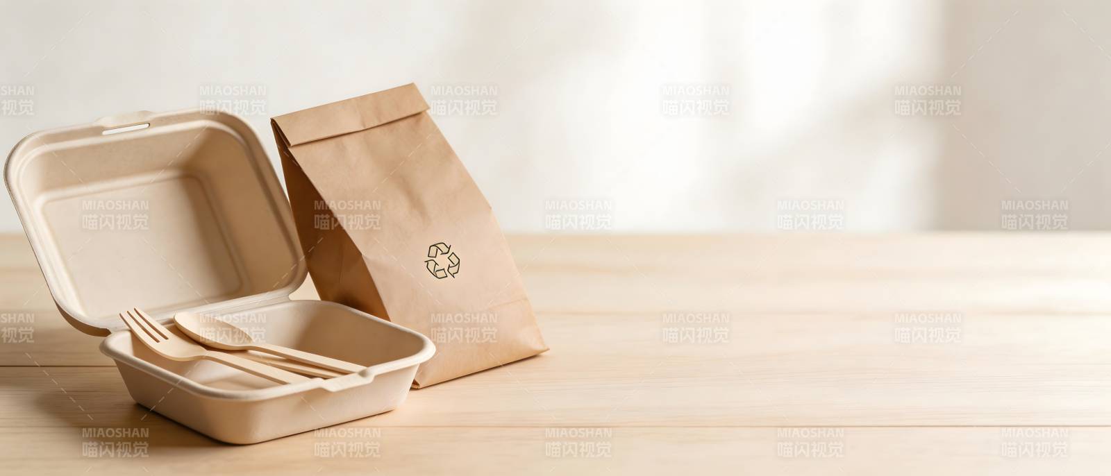 环保餐盒与纸袋静置木桌图片