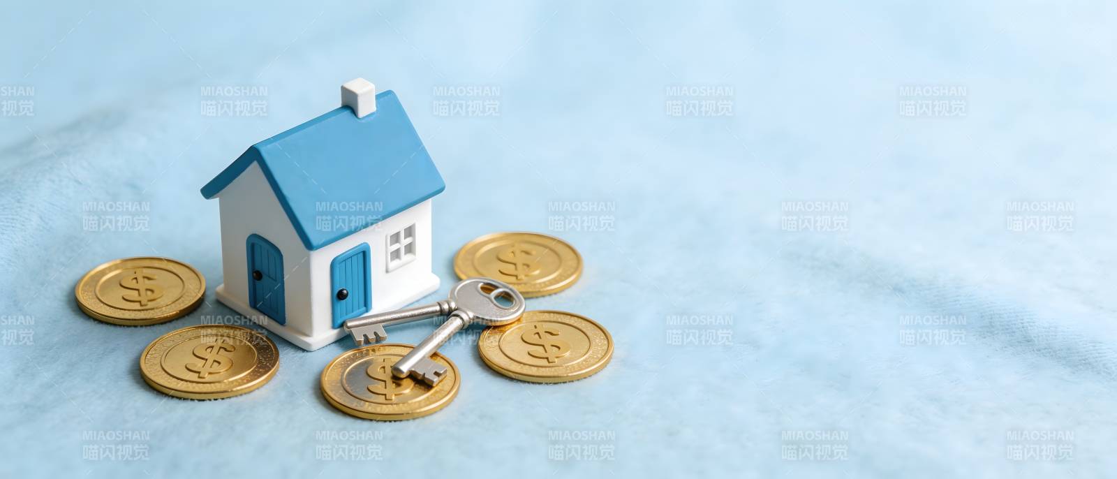 买房钥匙与金币象征财富图片