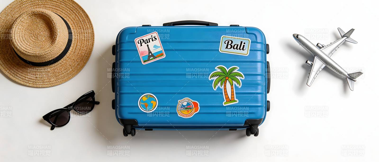蓝色行李箱与旅行配件图片