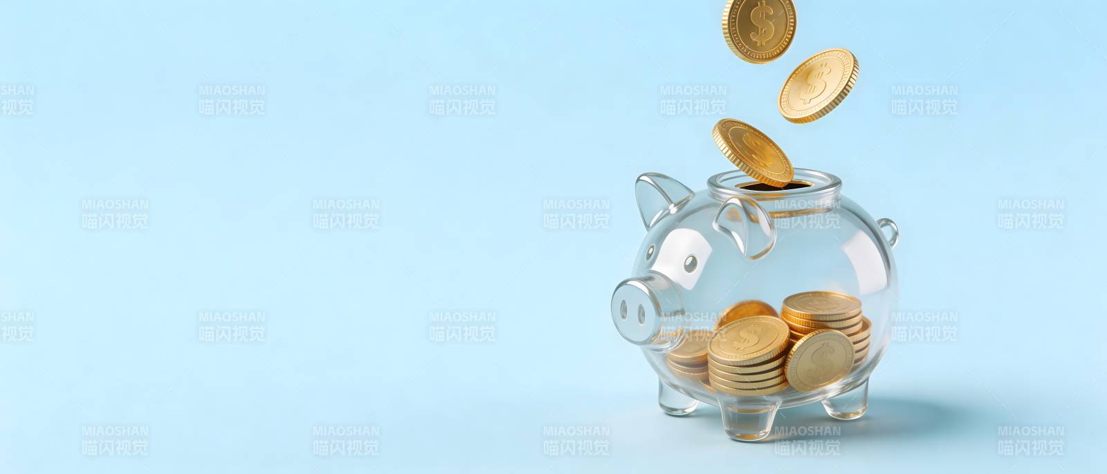 金币落入透明小猪存钱罐图片