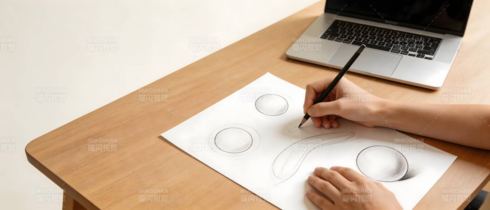 手绘草图 笔尖勾勒创意图片