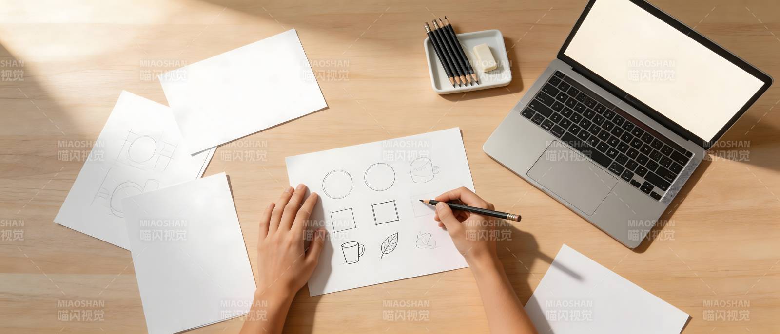 手绘草图与笔记本电脑工作台图片