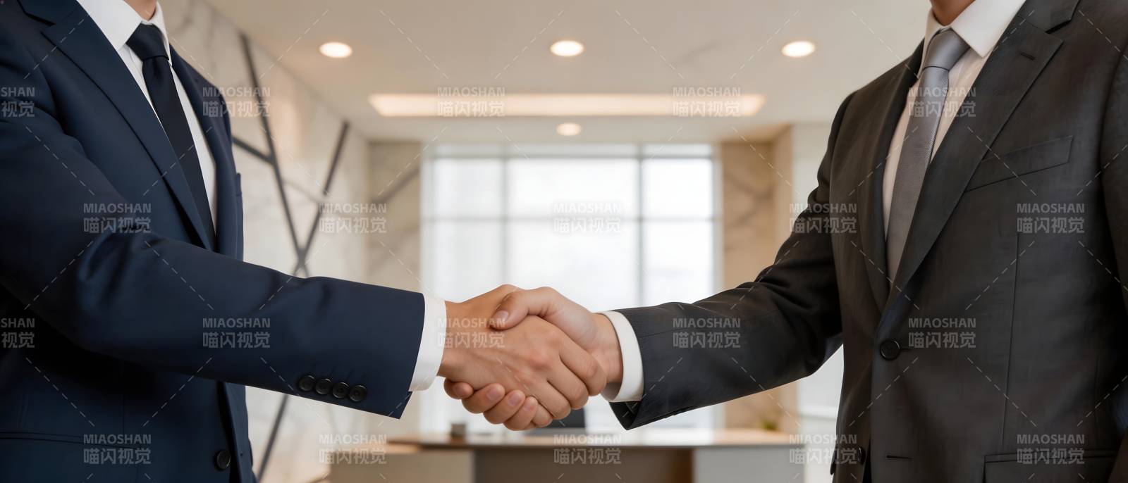 商务握手 合作达成图片