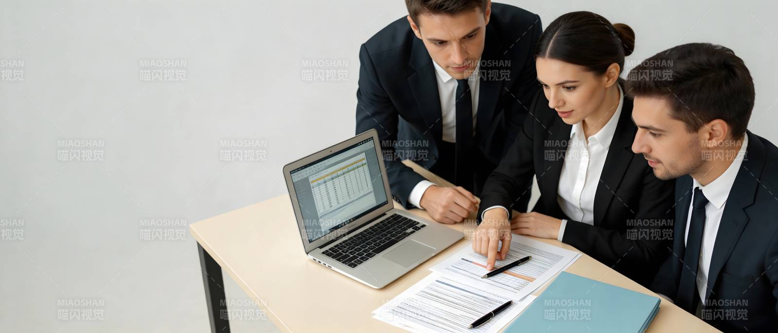 商务团队协同分析数据图片