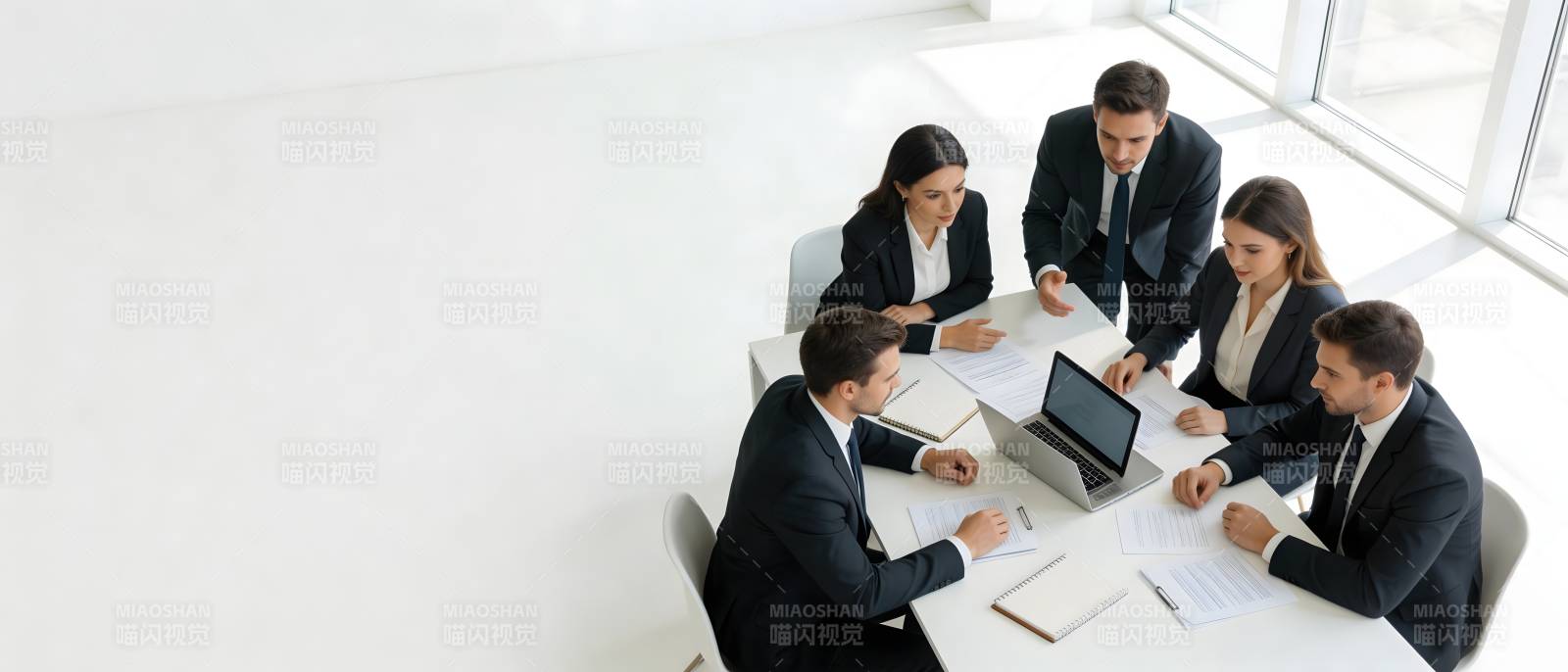 商务会议讨论中图片