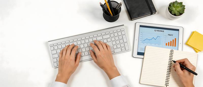 办公桌面 打字与记笔记图片