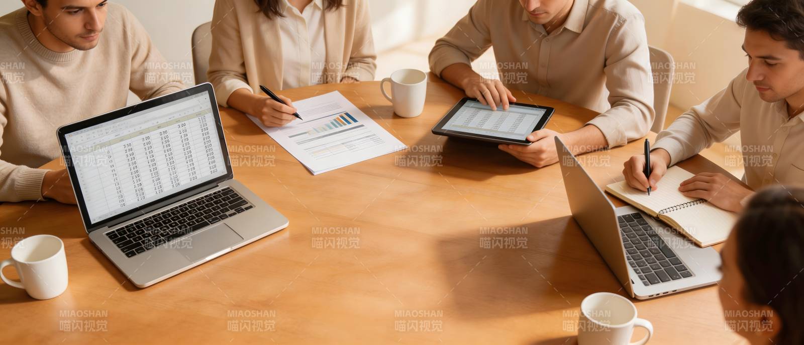 团队围桌协作讨论数据图片