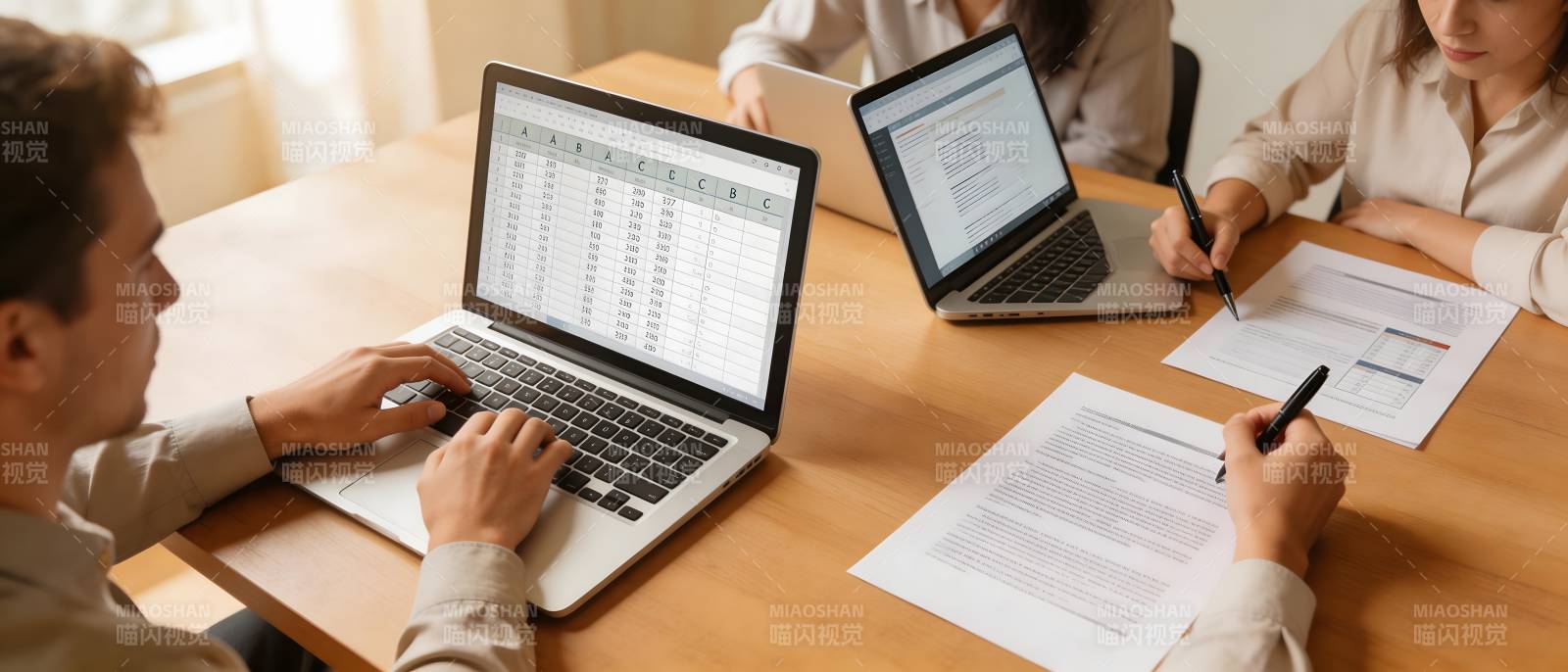 团队协作办公场景图片