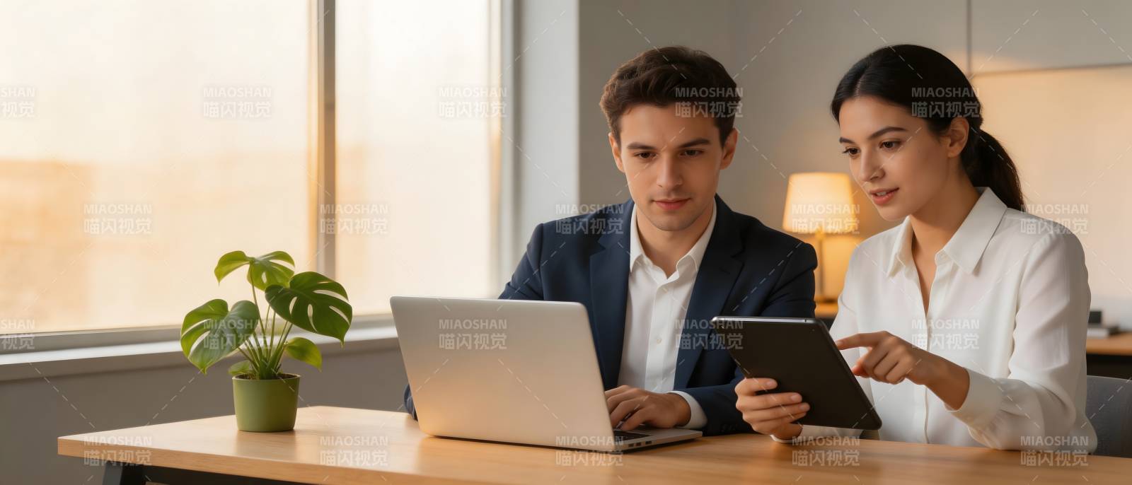 职场协作 笔记本与平板并用图片