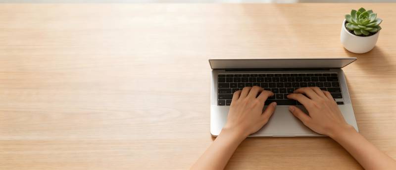 双手敲键盘 桌面有小盆栽图片