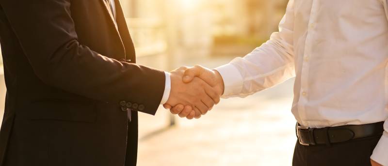 商务握手 合作达成图片