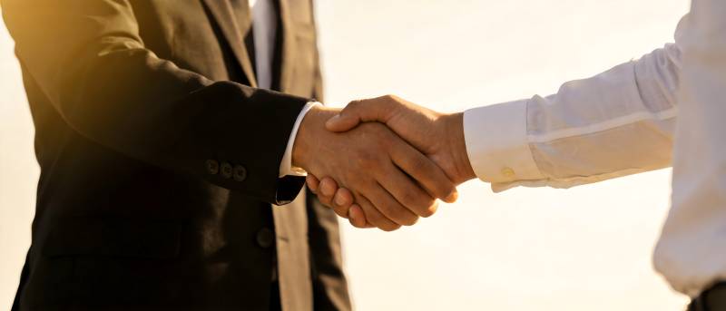商务握手 合作达成图片