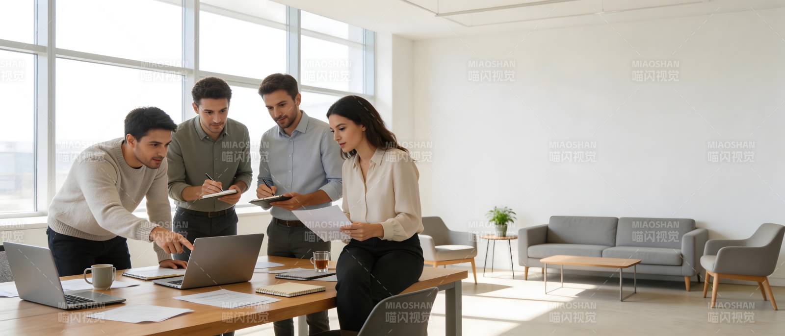 团队协作讨论项目方案图片