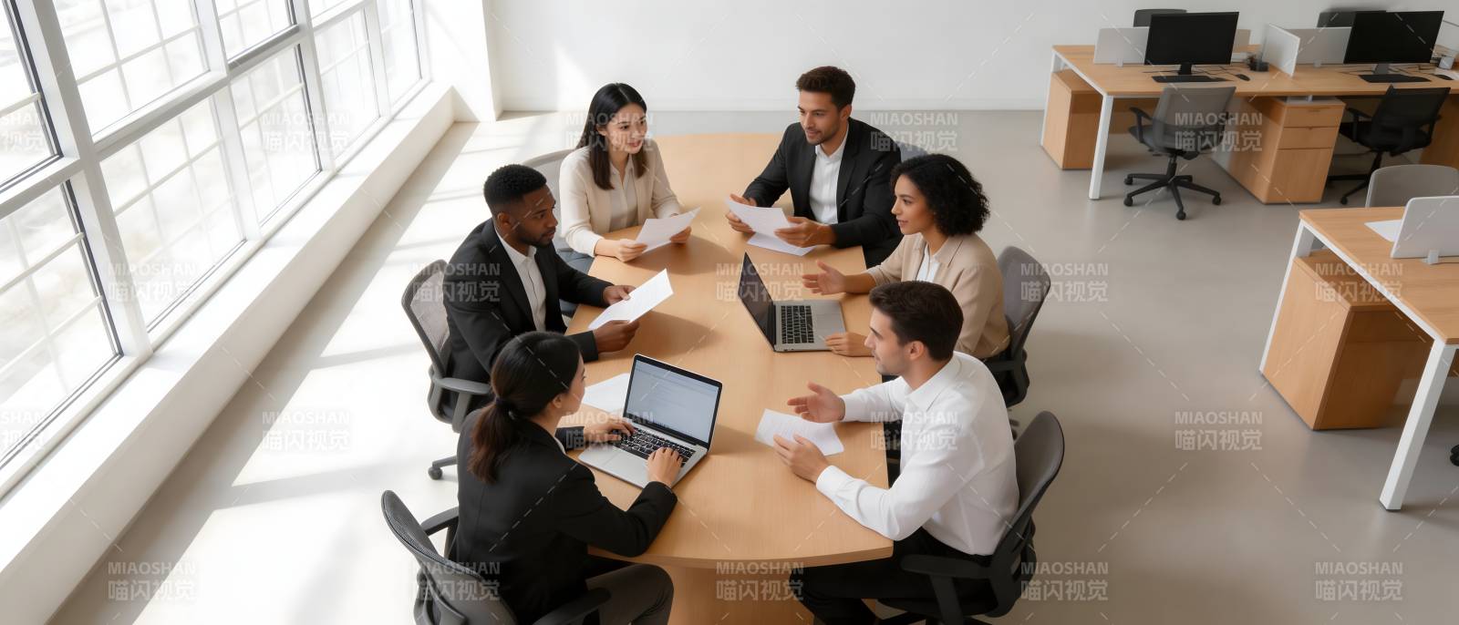六人围桌开会讨论图片