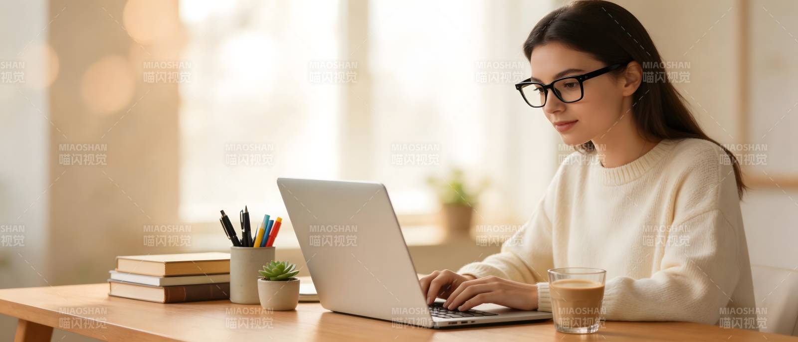 戴眼镜女子桌前用笔记本图片