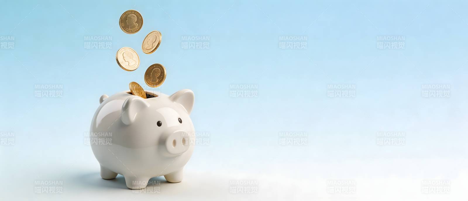存钱罐接金币 储蓄致富图片