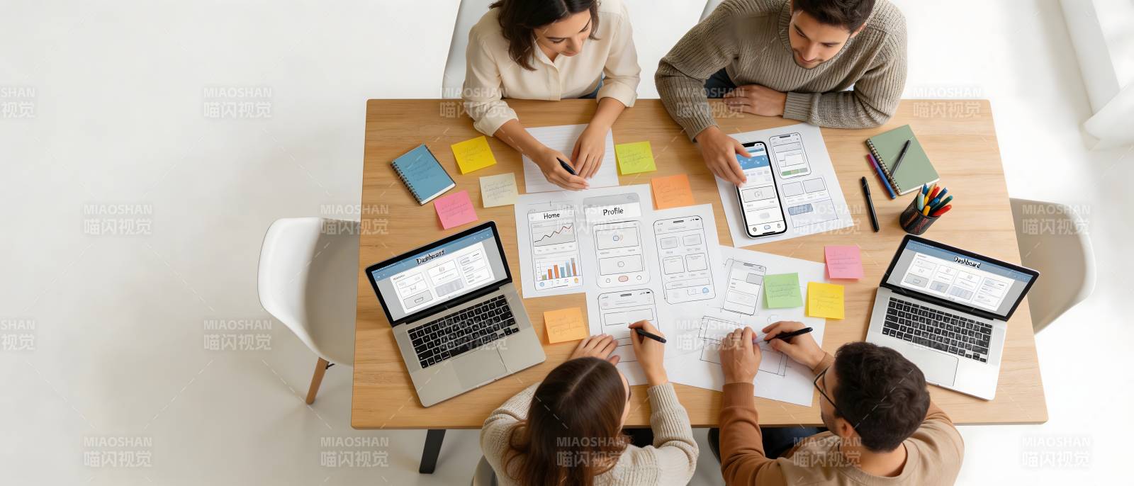 四人协作办公场景图片