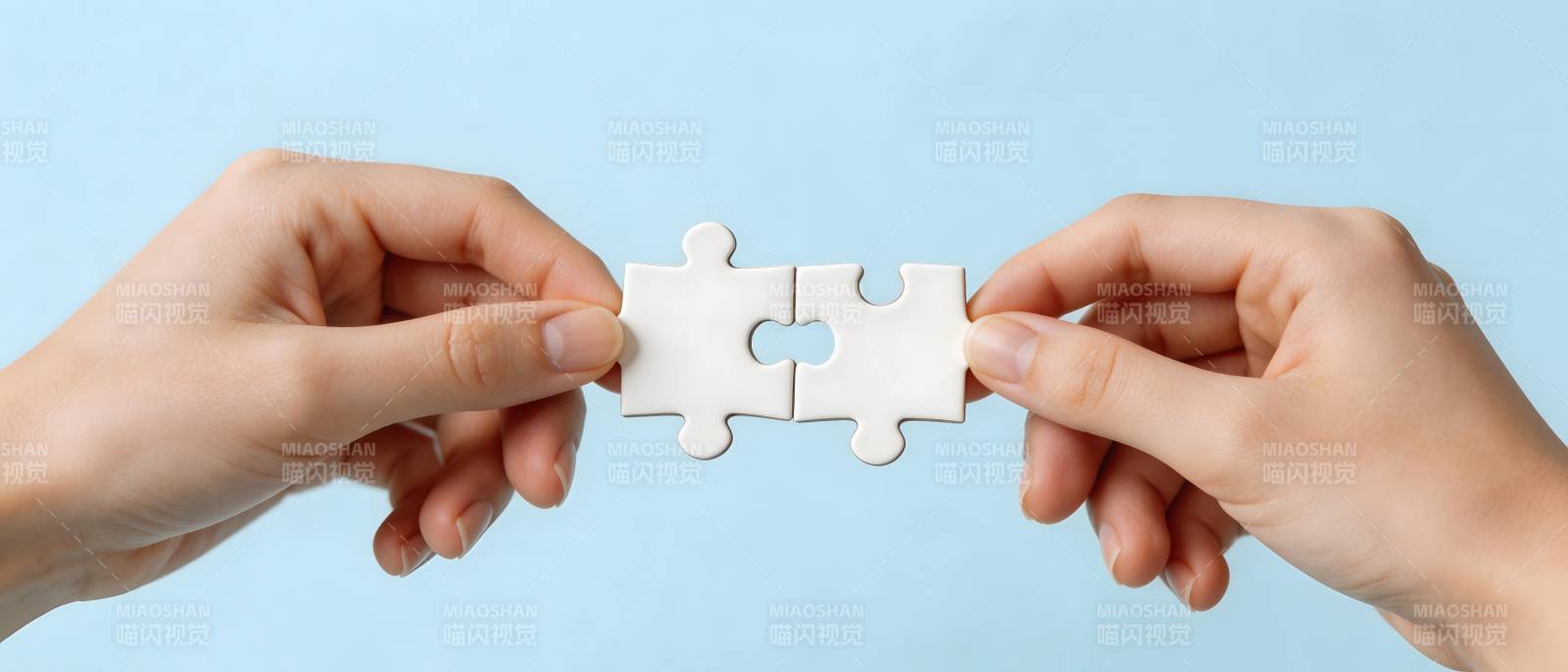 双手拼合拼图 象征合作与连接图片