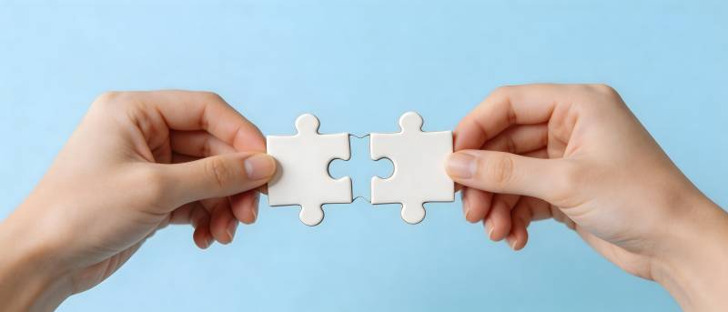 双手拼合拼图 象征合作与连接图片