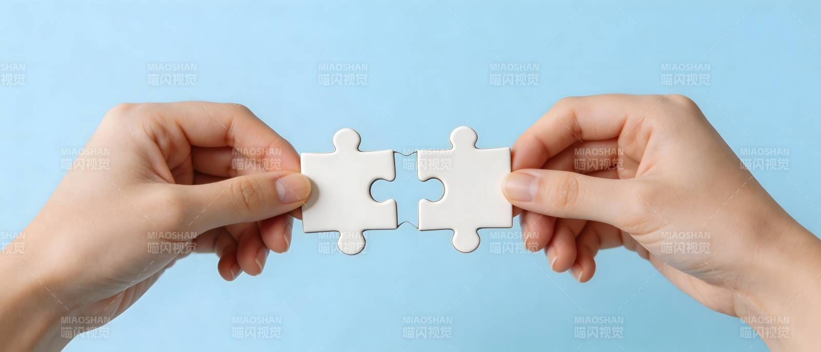 双手拼合拼图 象征合作与连接图片