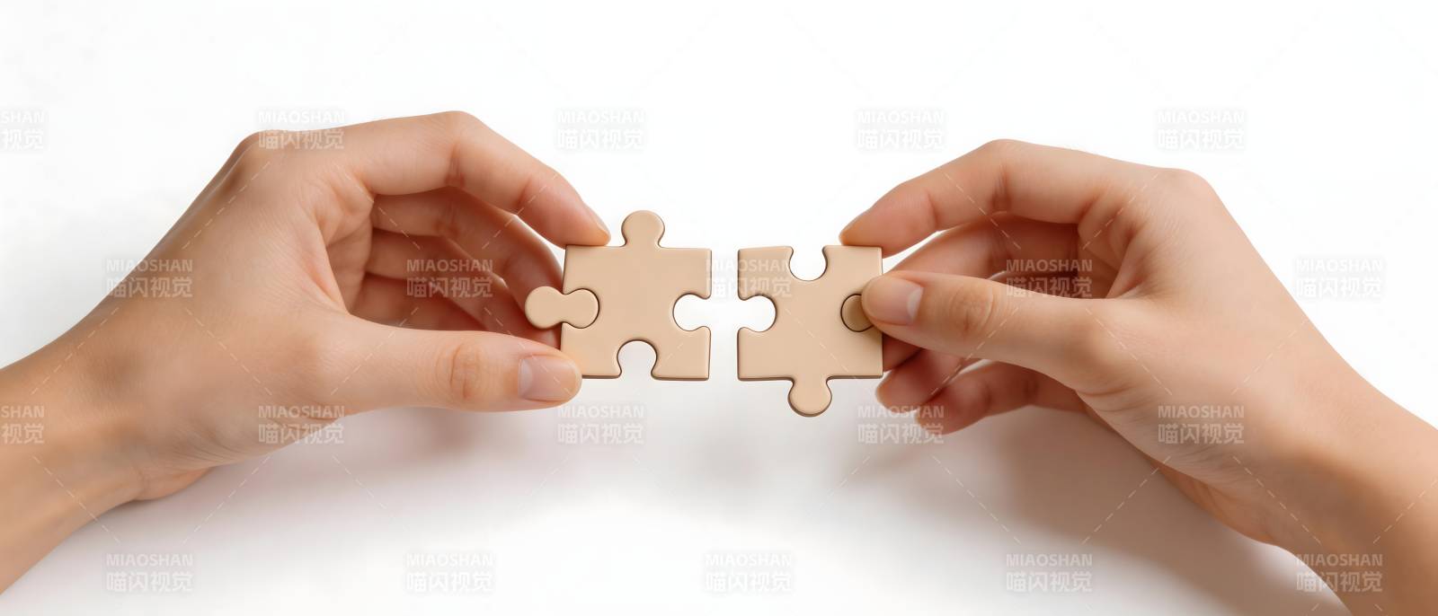 双手拼合拼图 象征合作与连接图片