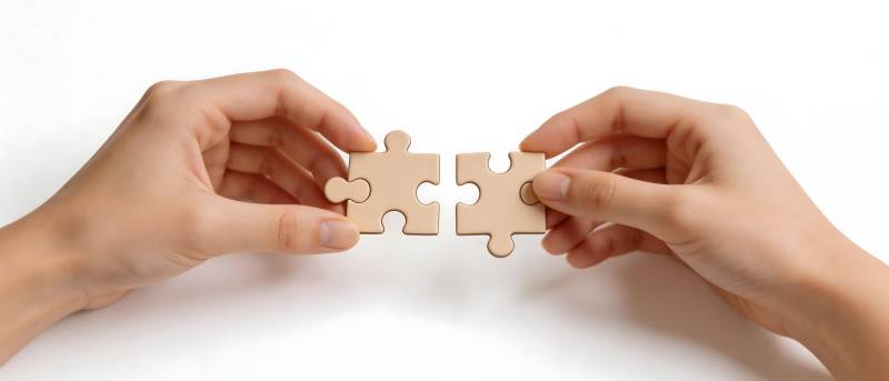 双手拼合拼图 象征合作与连接图片