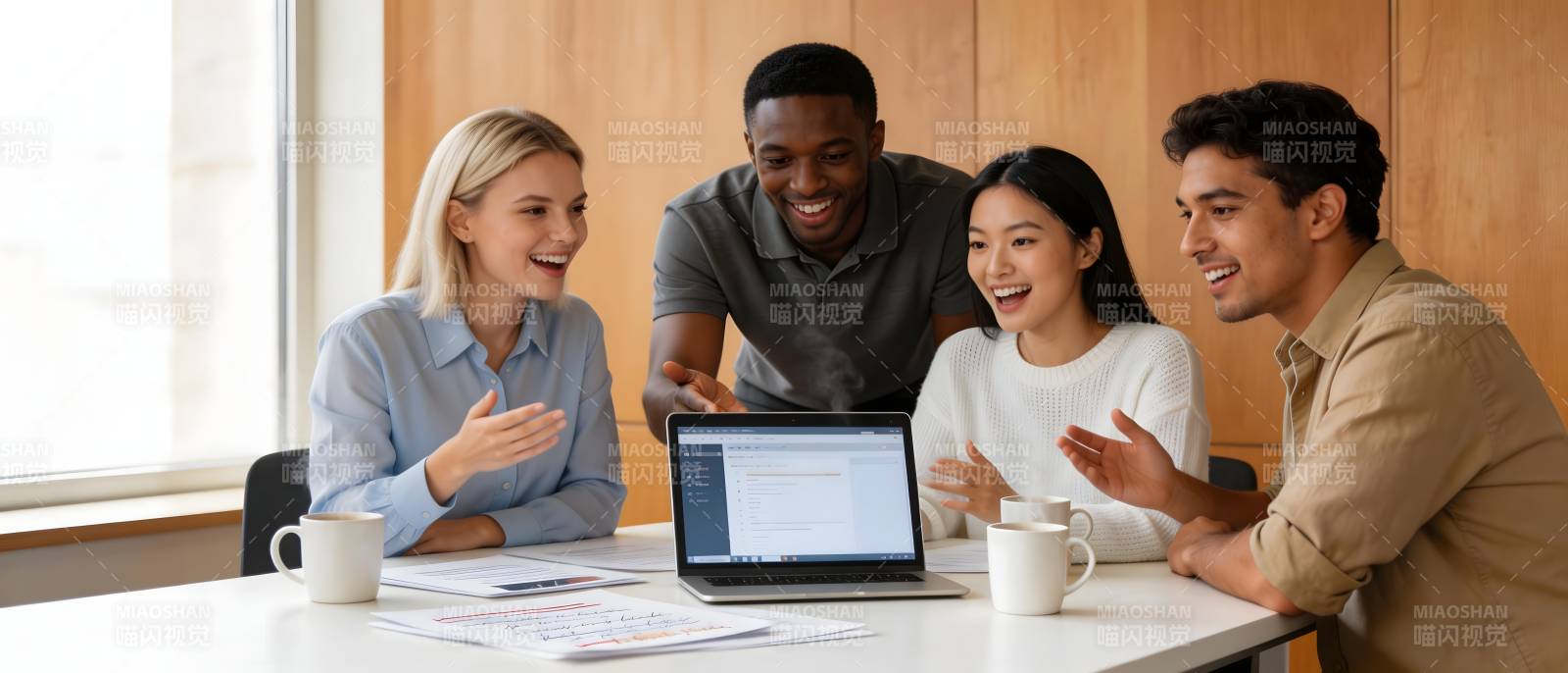 团队欢乐讨论中图片